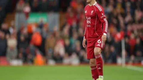 “卢克曼离场争议事件曝光：场内冲突引尤里奇教练激烈争论，热议不断”